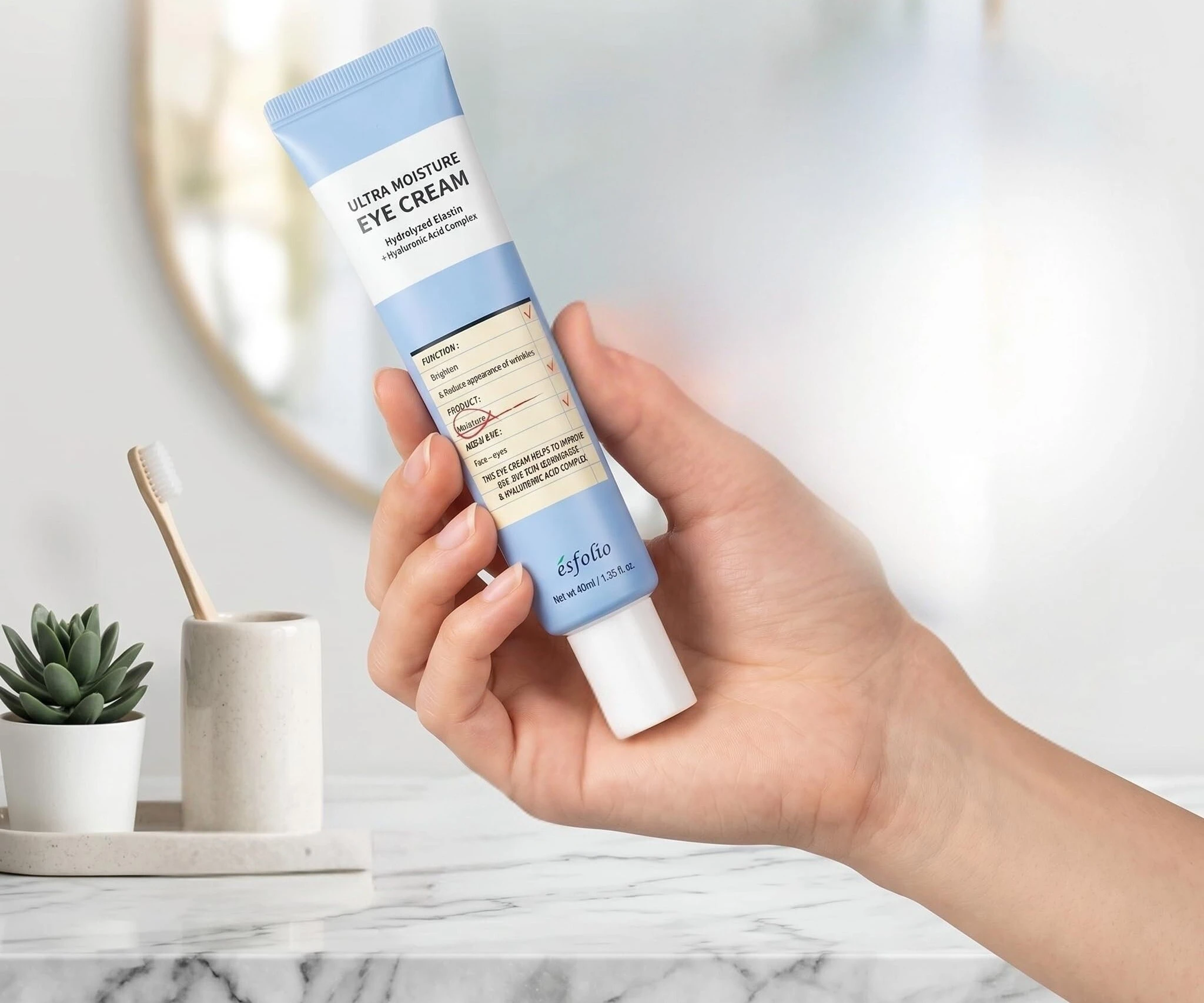 Cremă pentru conturul ochilor Esfolio Ultra Moisture Eye Cream cu elastină și acid hialuronic pentru hidratarea profundă și menținerea elasticității pielii.